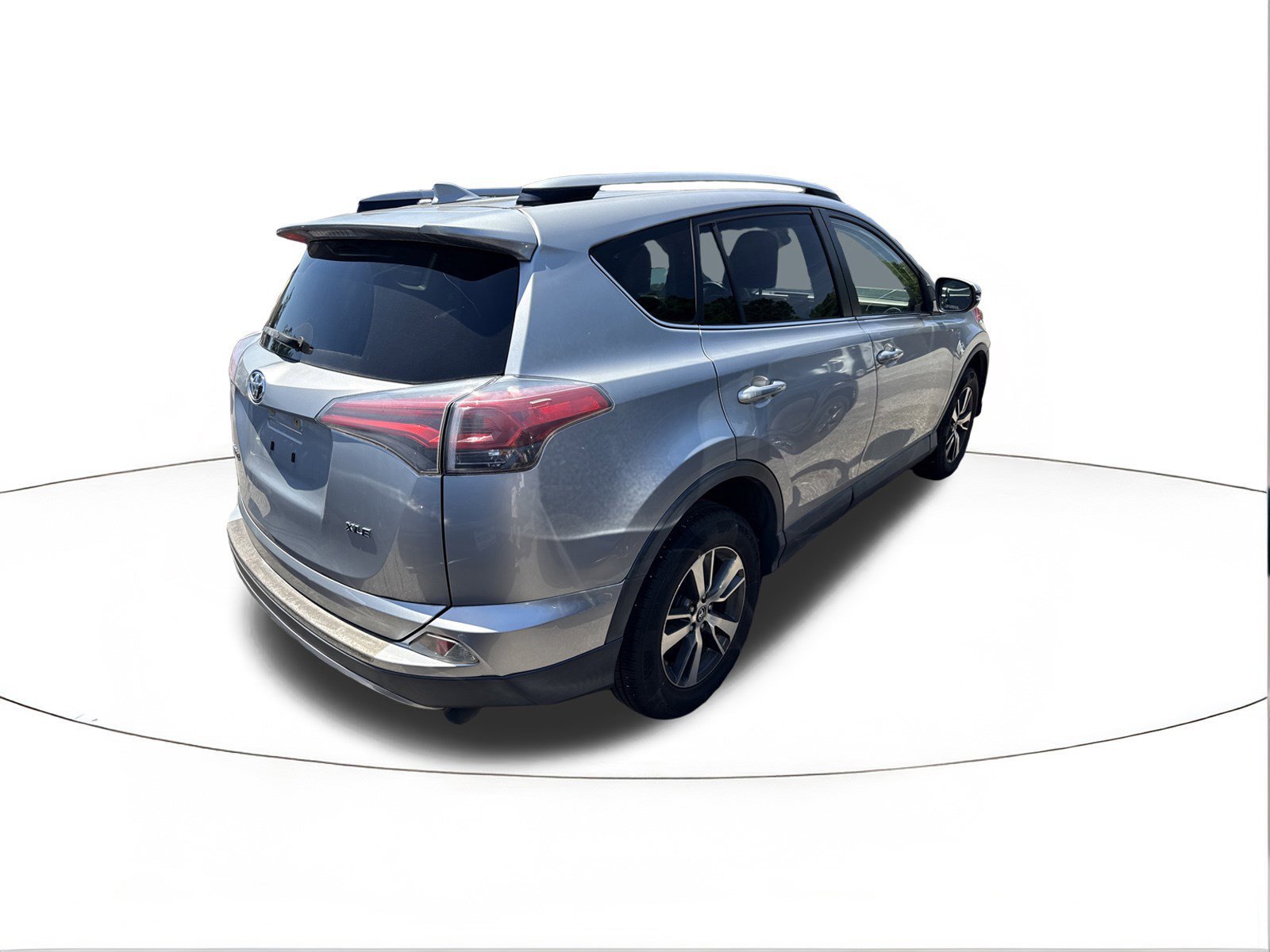 Used 2018 Silver Sky Metallic Toyota XLE image 2