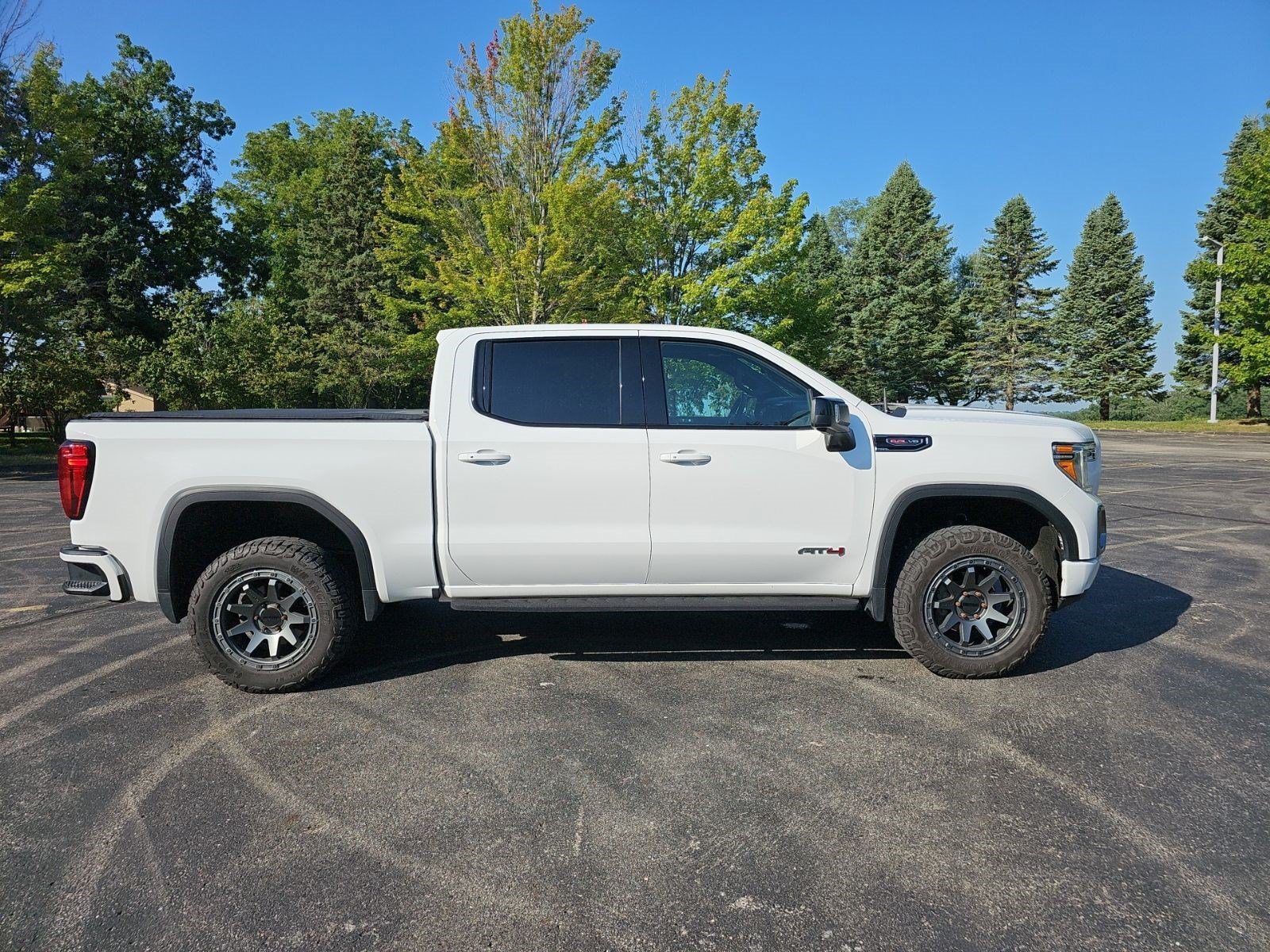 Used 2022 Summit White GMC AT4 image 6