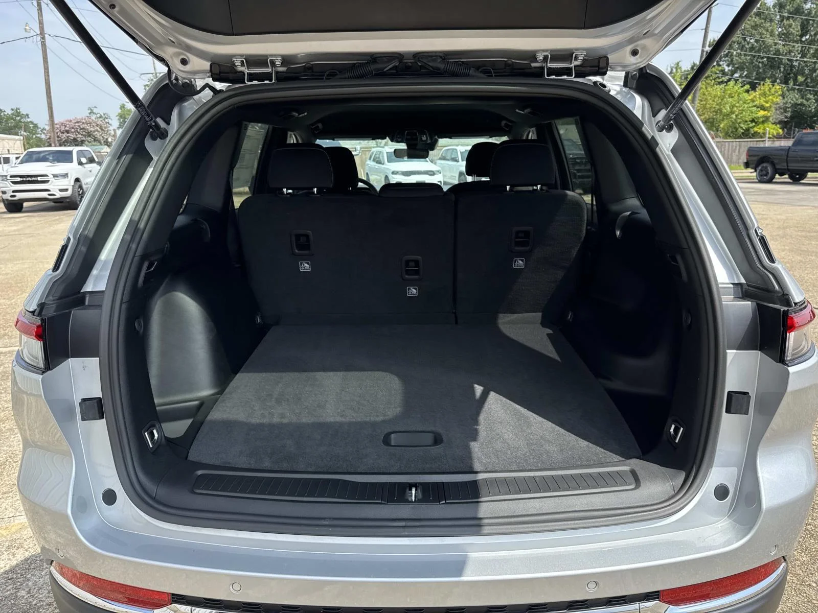 New 2026 Silver Zynith Exterior Paint Jeep Laredo image 6