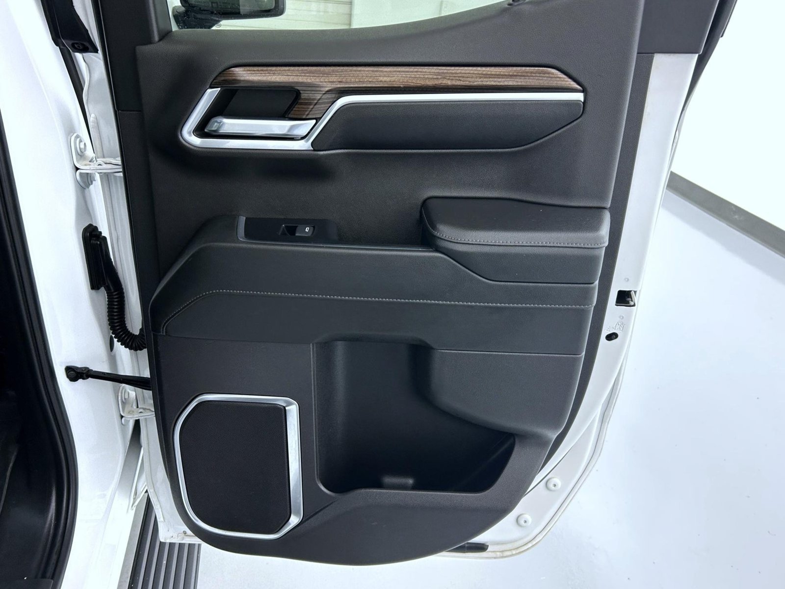 Used 2024 Summit White Chevrolet LT image 17