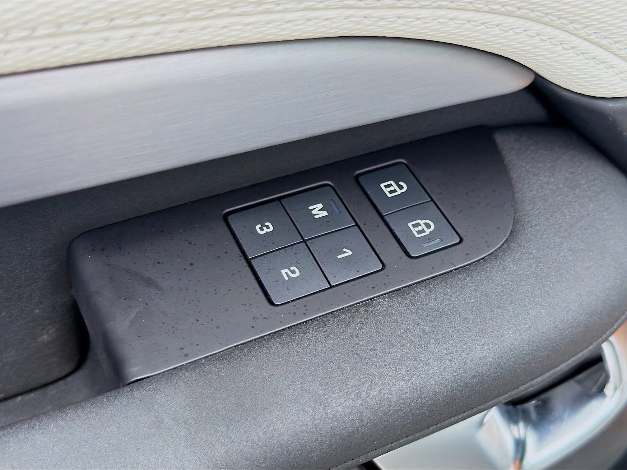 Certified Used 2025 Fuji White Land Rover Dynamic SE image 47