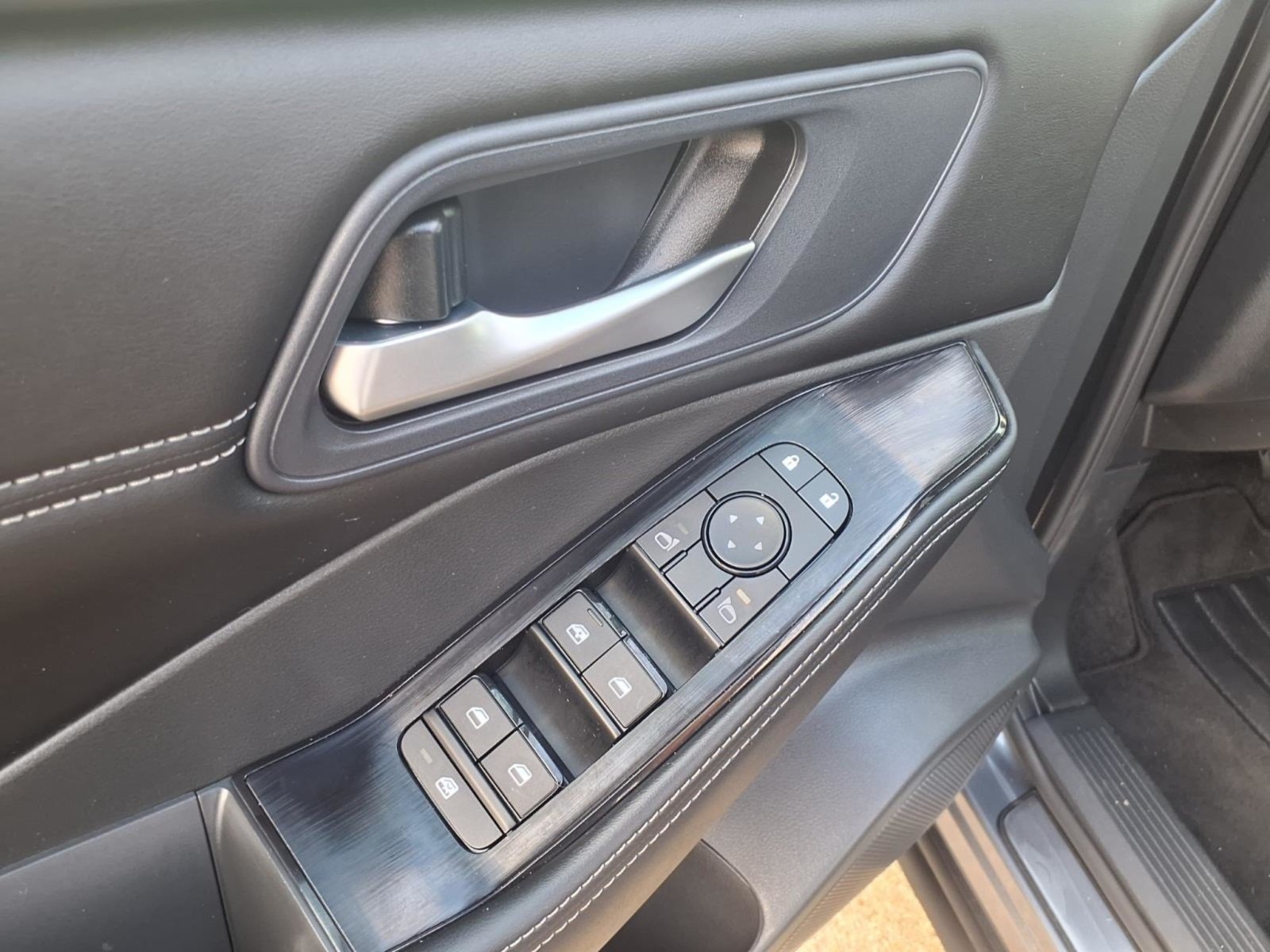 2026 Nissan Rogue photo 19 of 28