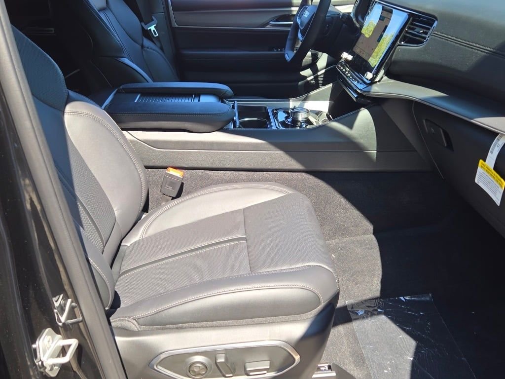 New 2026 High Gloss Black Exterior Paint Jeep Limited Altitude image 5