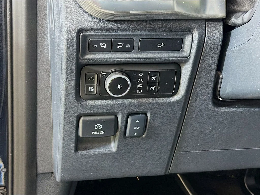 Used 2024 Agate Black Metallic Ford Lariat image 32