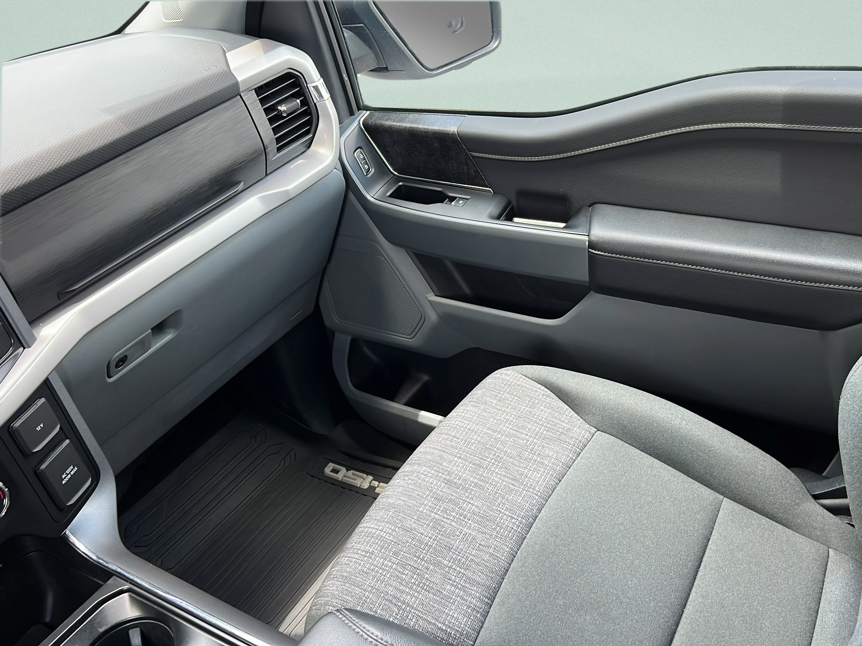 Used 2023 Oxford White Ford XLT image 13