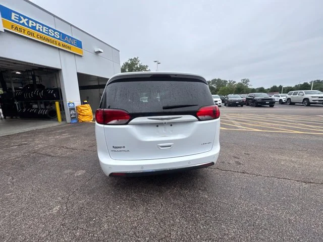 Used 2018 White Chrysler Limited image 4