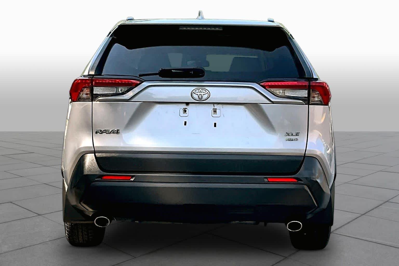 Used 2020 Silver Sky Metallic Toyota XLE image 5
