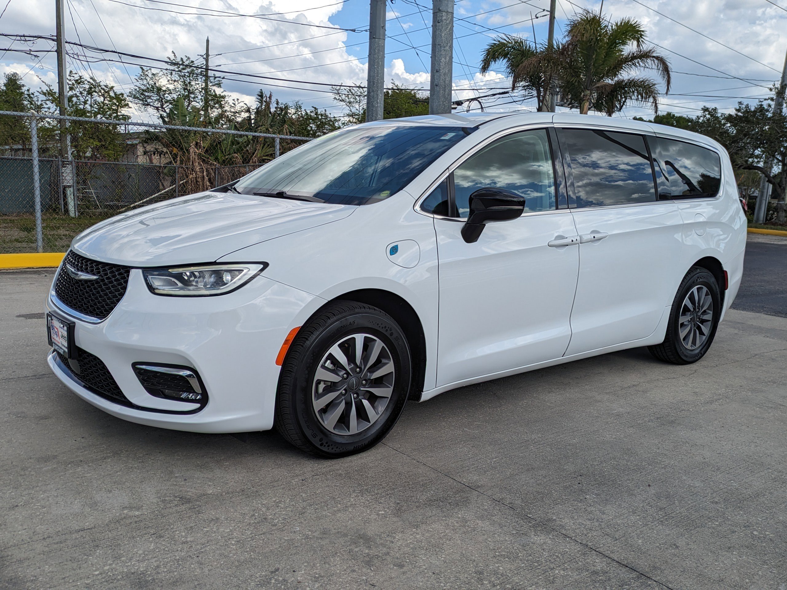 2024 Chrysler Pacifica PHEV Select