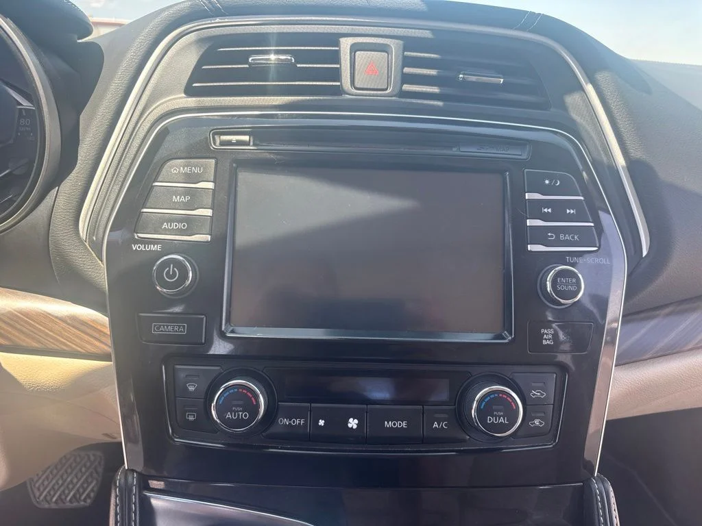 Used 2016 Pearl White Nissan Platinum image 18