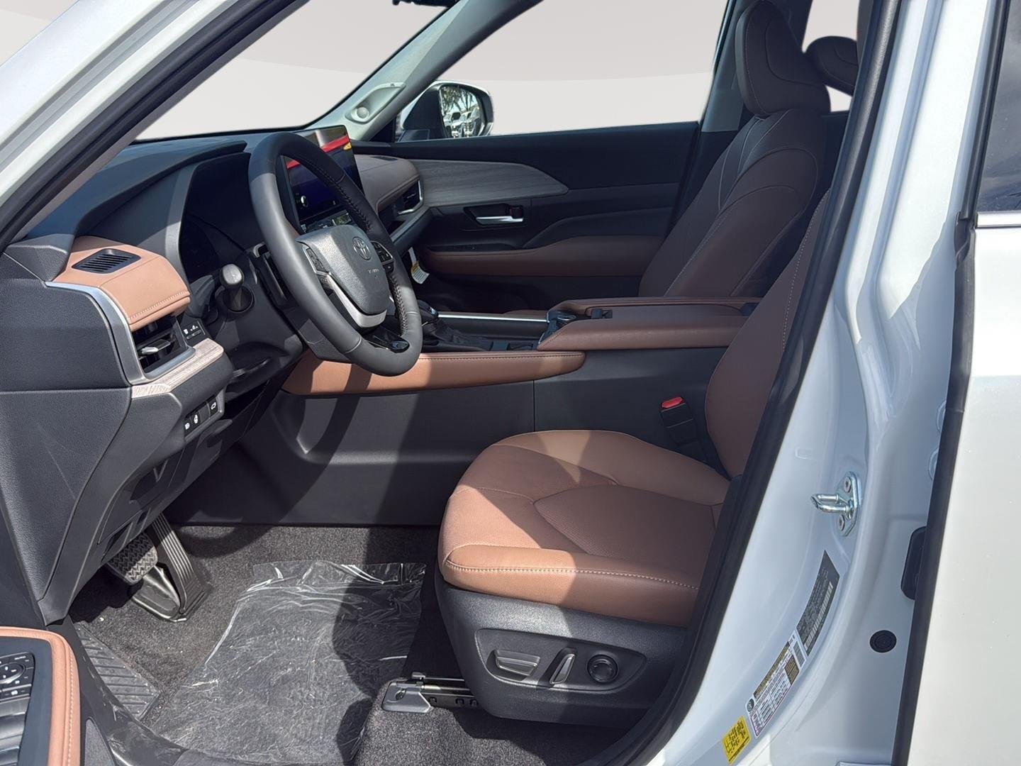 Used 2026 Wind Chill Pearl Toyota Platinum image 3