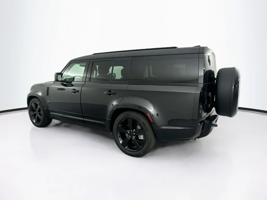 New 2026 Santorini Black Land Rover X-Dynamic SE image 6