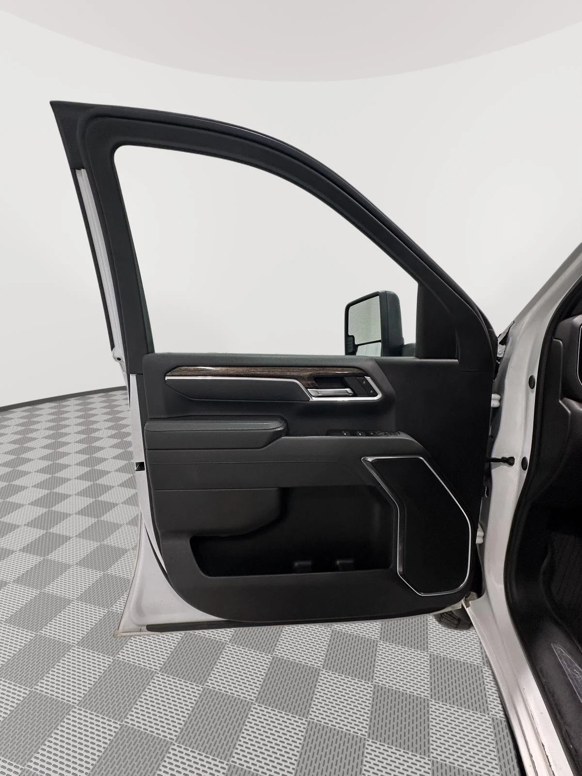 Used 2025 Summit White GMC SLE image 17