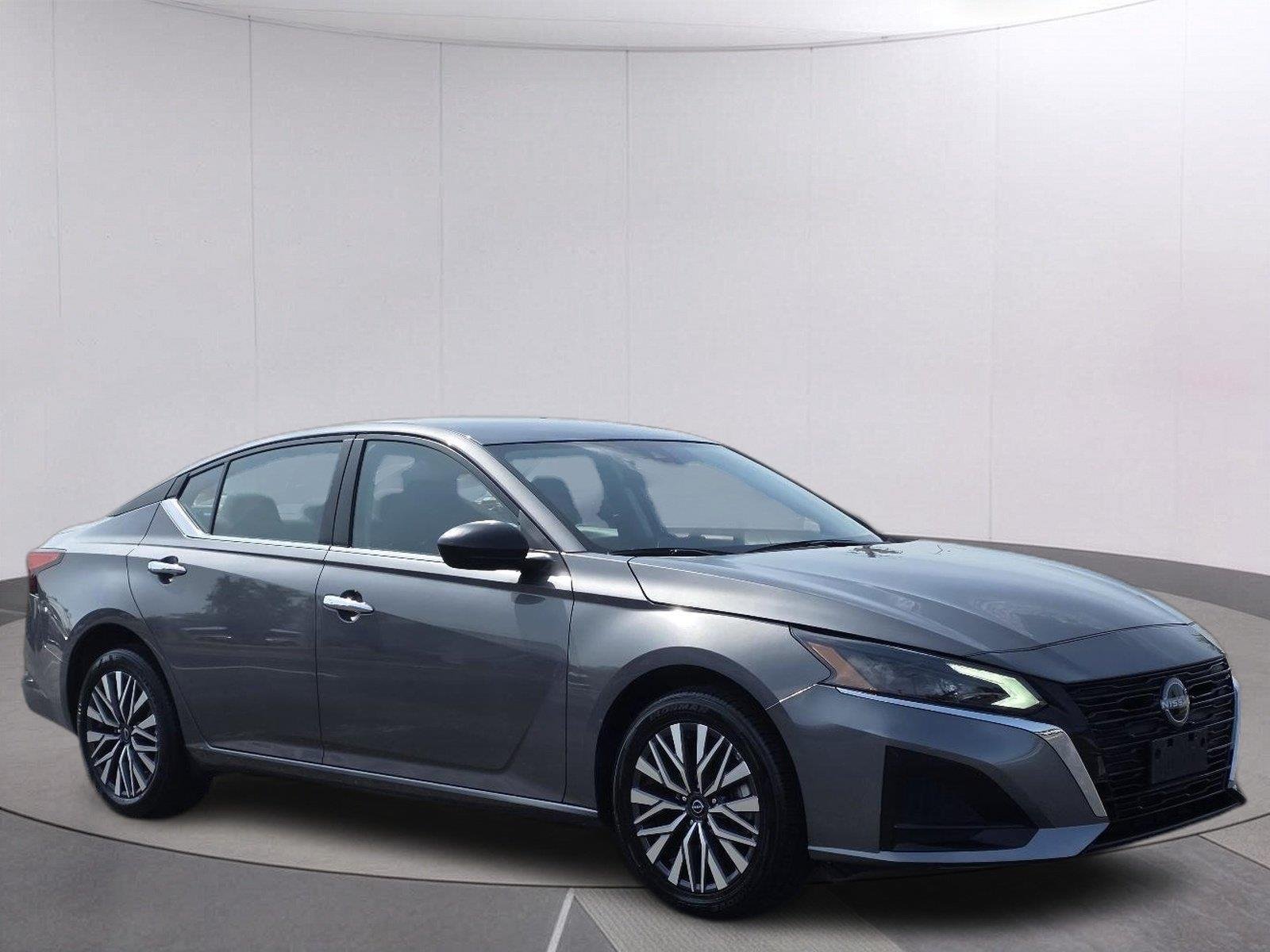 Used 2025 Gun Metallic Nissan SV image 3
