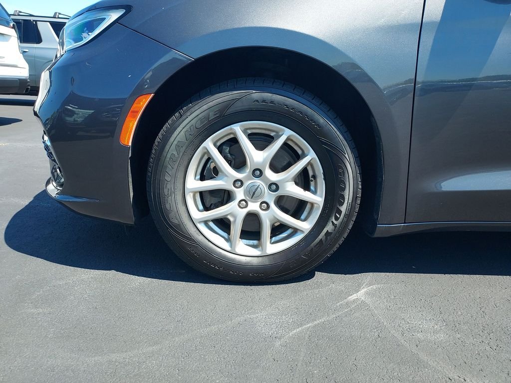 Used 2023 Gray Chrysler Touring L image 10