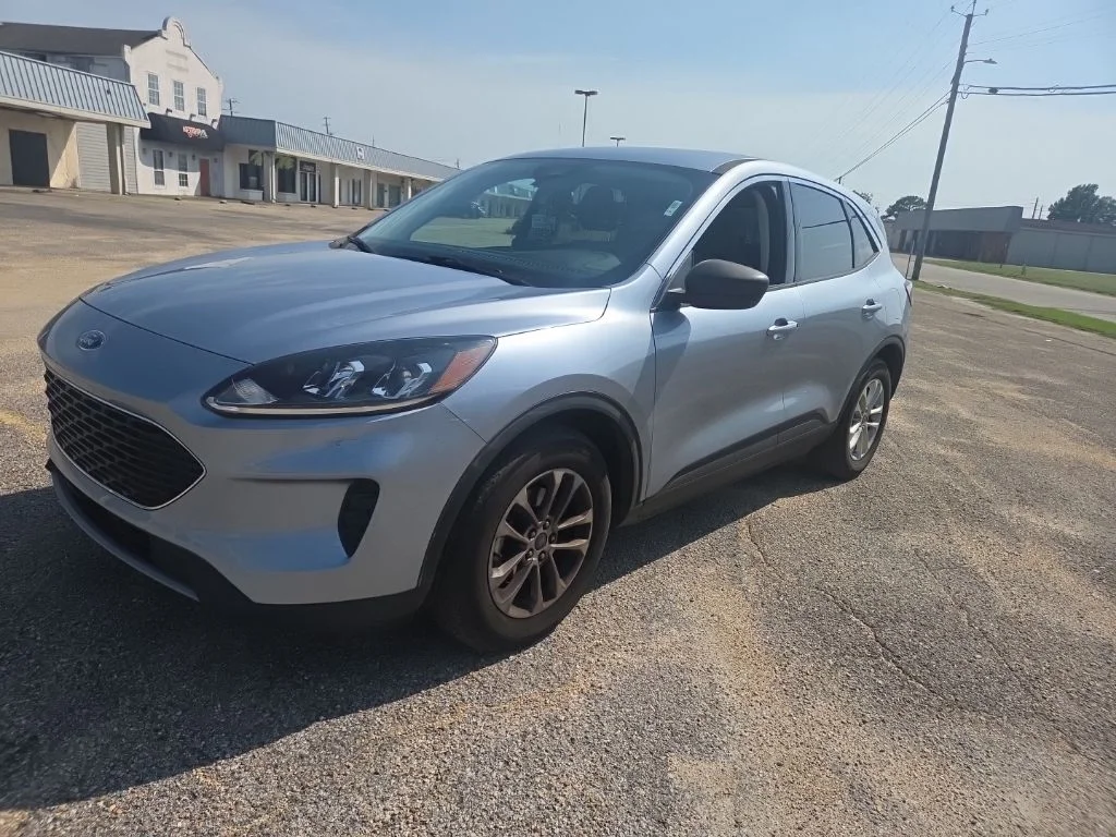 Used 2022 Blue Silver Metallic Ford SE image 3