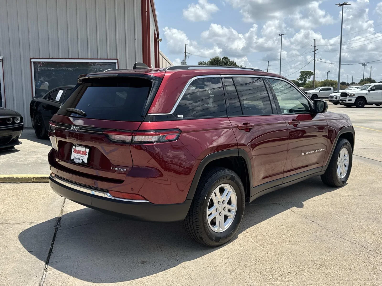 Used 2024 Velvet Red Pearlcoat Jeep Laredo image 7