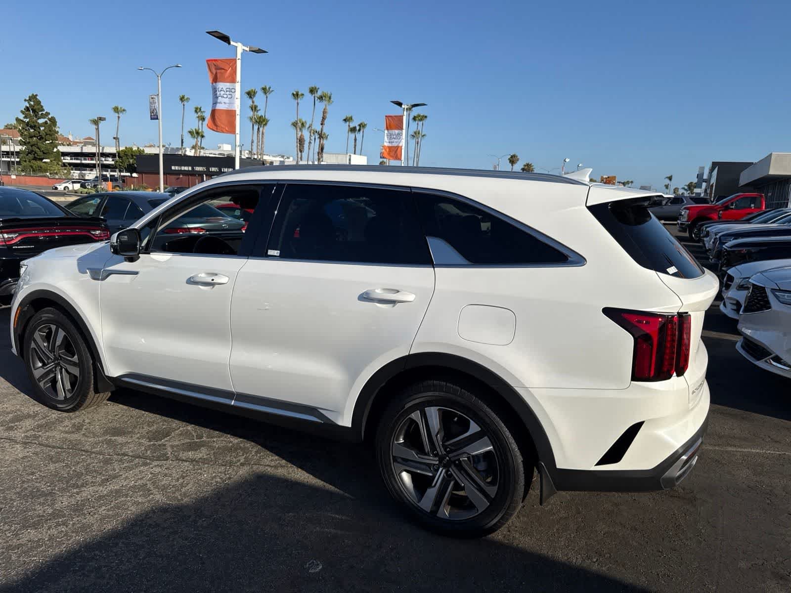 Used 2023 Snow White Pearl Kia EX image 17
