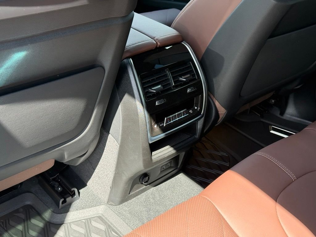 2026 BMW X5 M60i - Photo 8