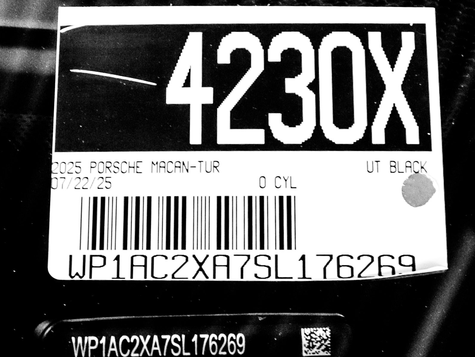 2025 Porsche Macan Turbo Electric - Photo 31