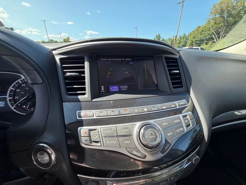 Used 2019 White INFINITI LUXE image 24