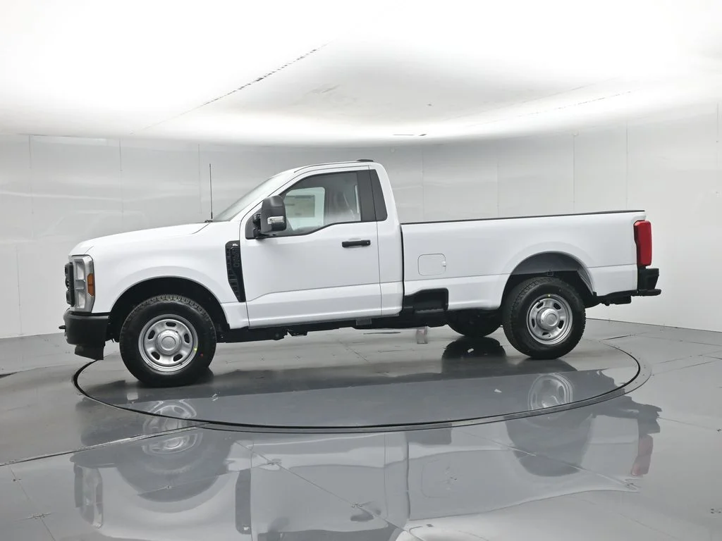 New 2027 Oxford White Ford XLT image 24