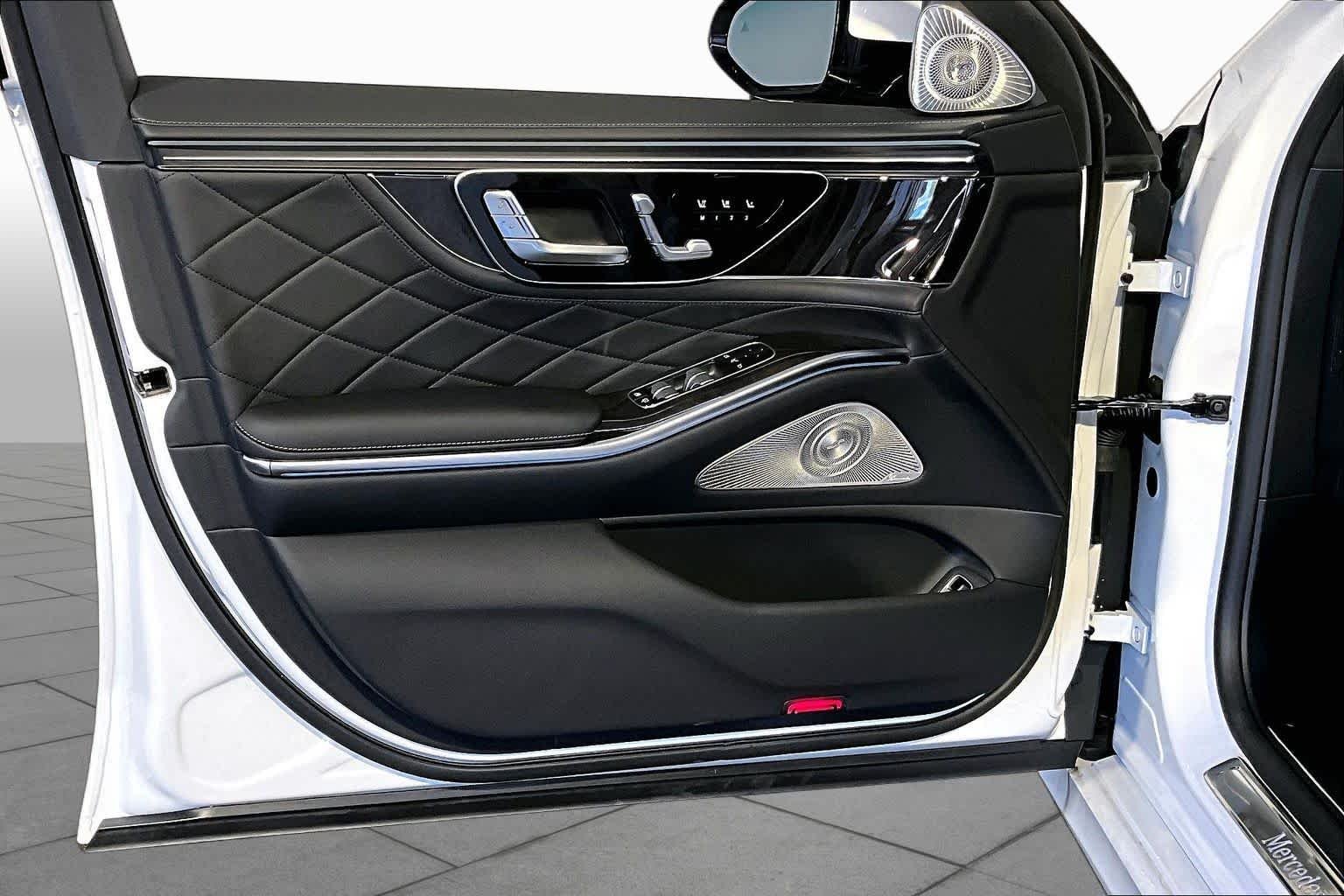 New 2027 MANUFAKTUR Moonlight White Metallic Mercedes-Benz S 580 image 11