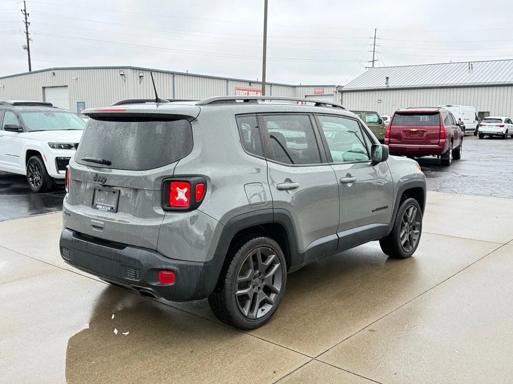 Used 2021 Gray Jeep Latitude image 7