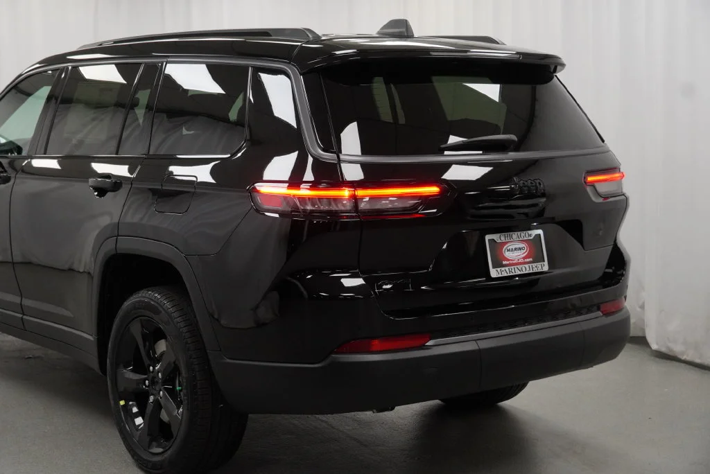 New 2027 High-Gloss Black Paint Jeep Limited image 15