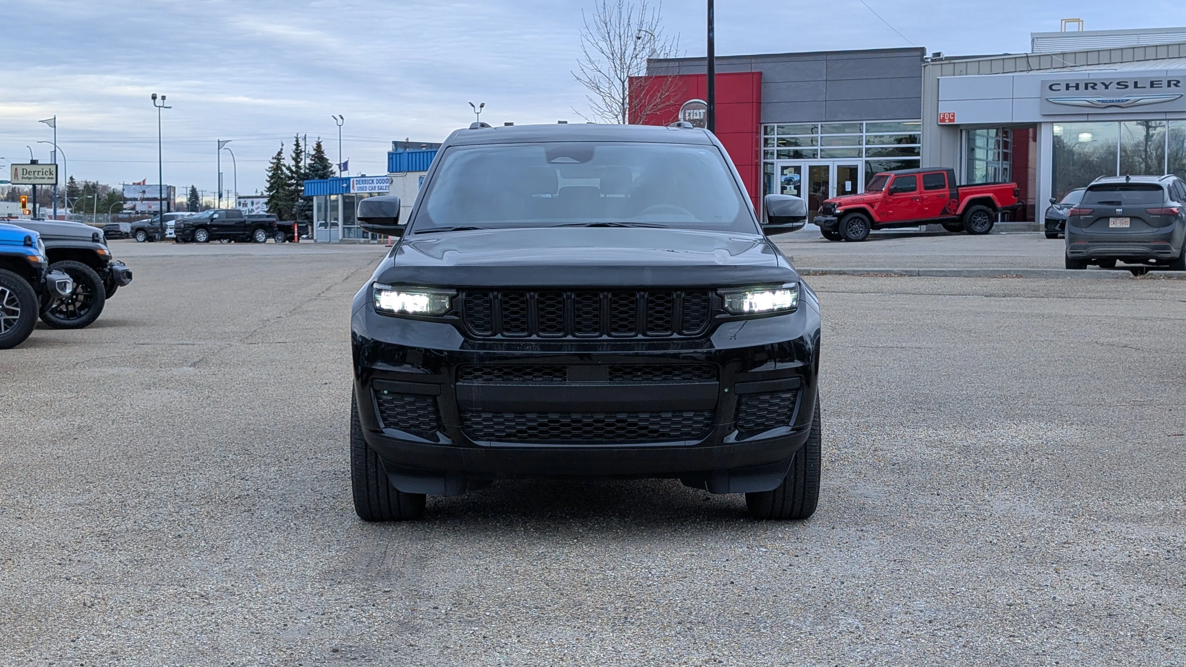 New 2025 Diamond Black Crystal Pearl Jeep Altitude image 11