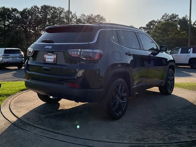 New 2026 Diamond Black Crystal Pearl-Coat Exterior Paint Jeep  image 7