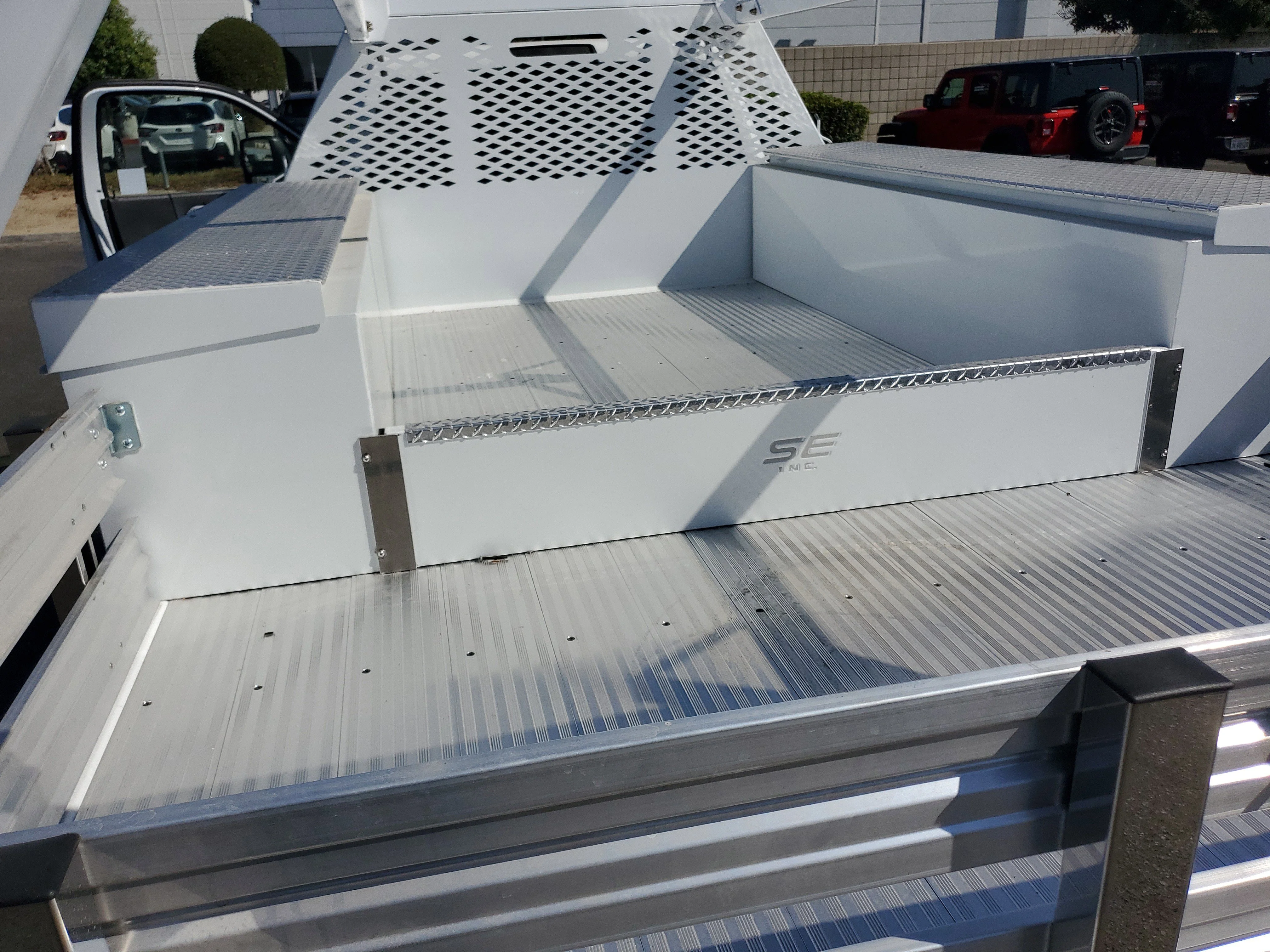 New 2026 Bright White Clear-Coat Exterior Paint RAM Tradesman image 25