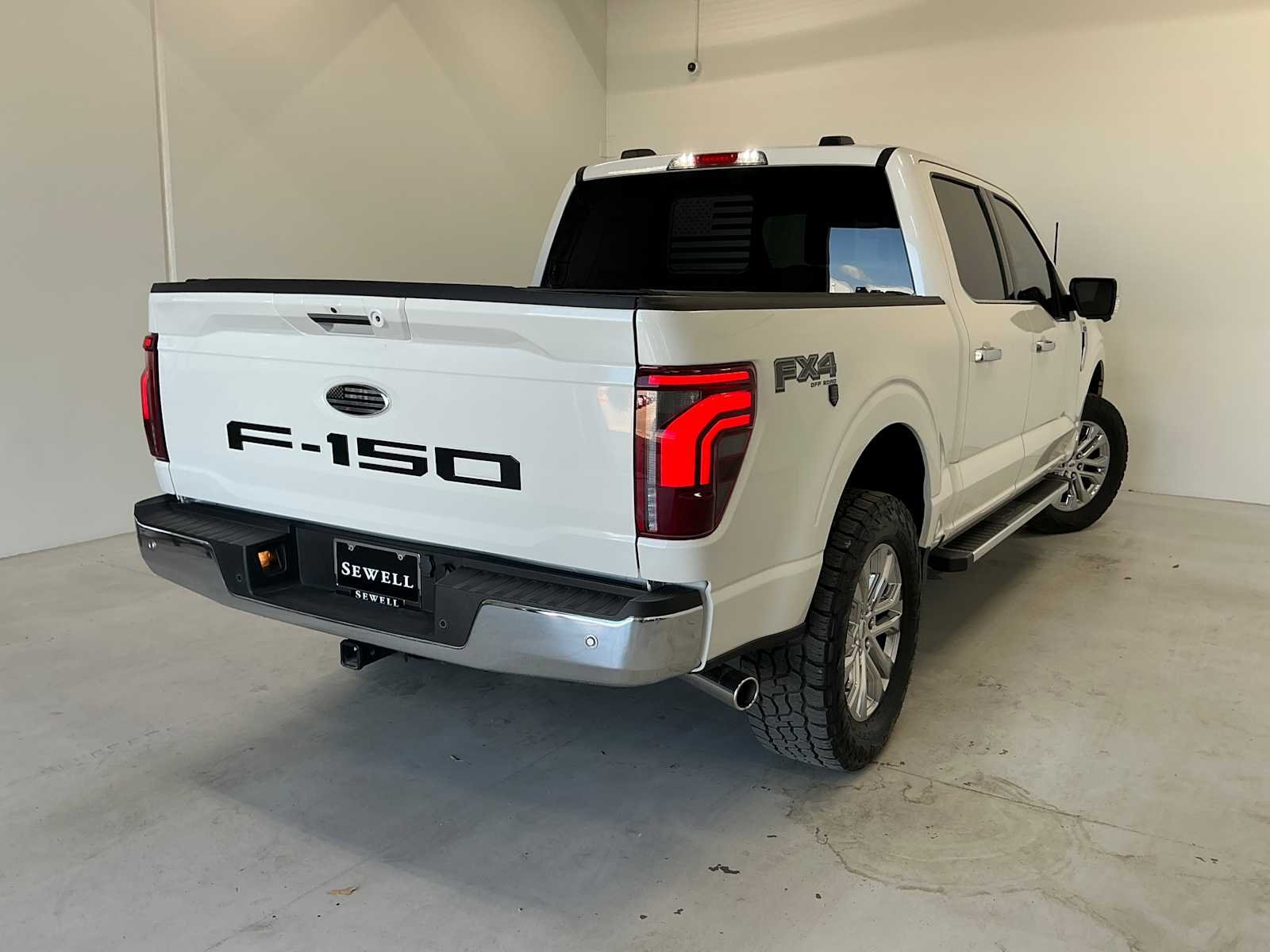 Used 2024 Star White Metallic Tri-Coat Ford LARIAT image 11