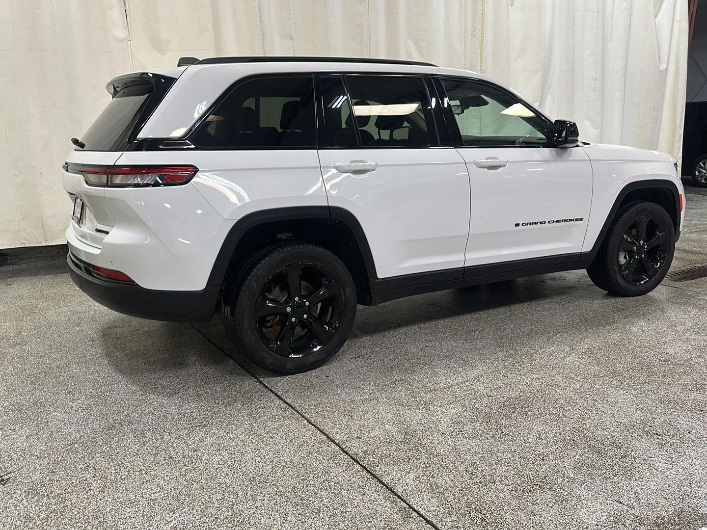 Used 2023 Bright White Clearcoat Jeep Limited image 5