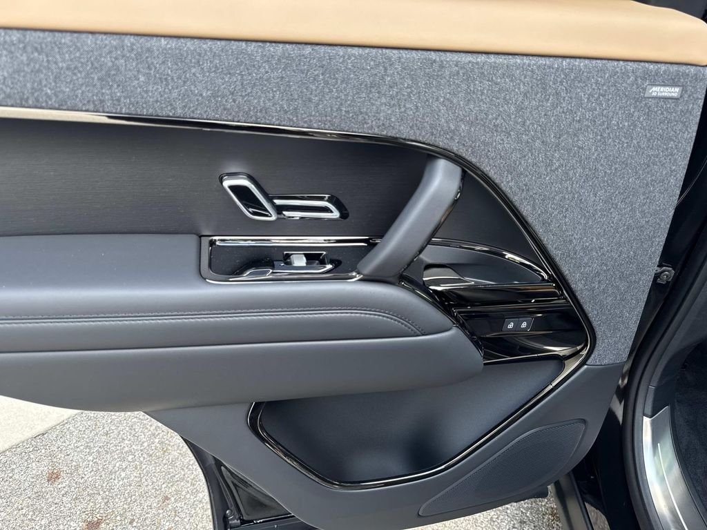 New 2026 Santorini Black Land Rover Dynamic SE image 12