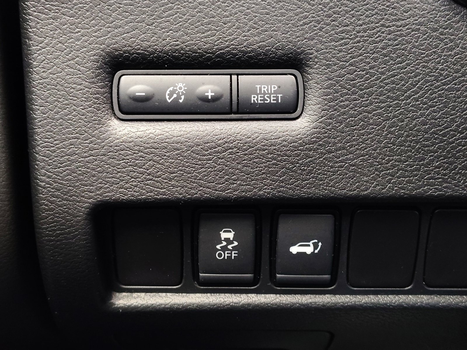 Used 2017 Gun Metallic Nissan SL image 27