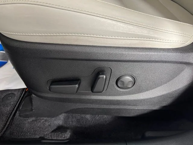 Used 2023 White Kia S image 20