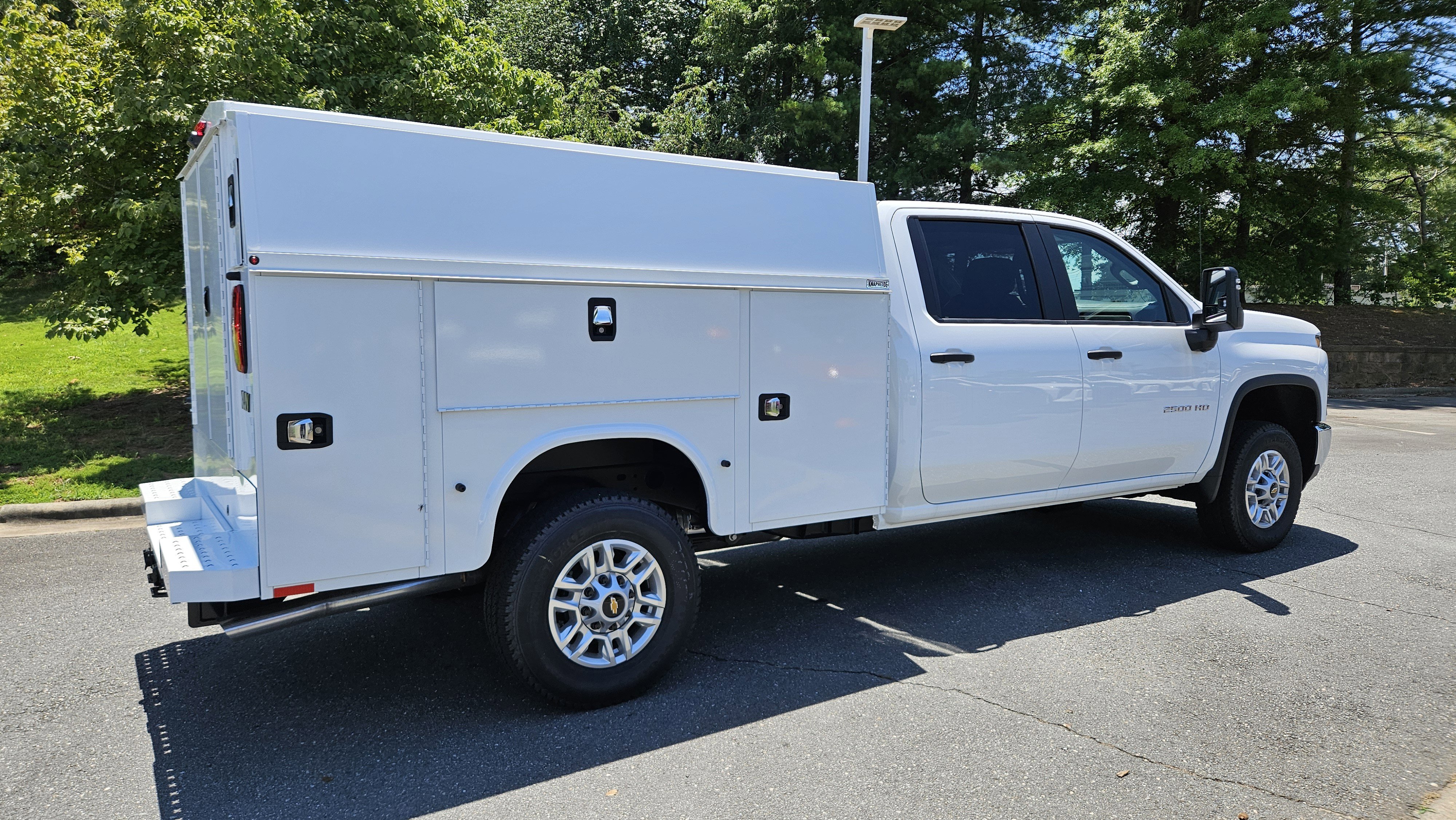 New 2025 Summit White Chevrolet WT image 5