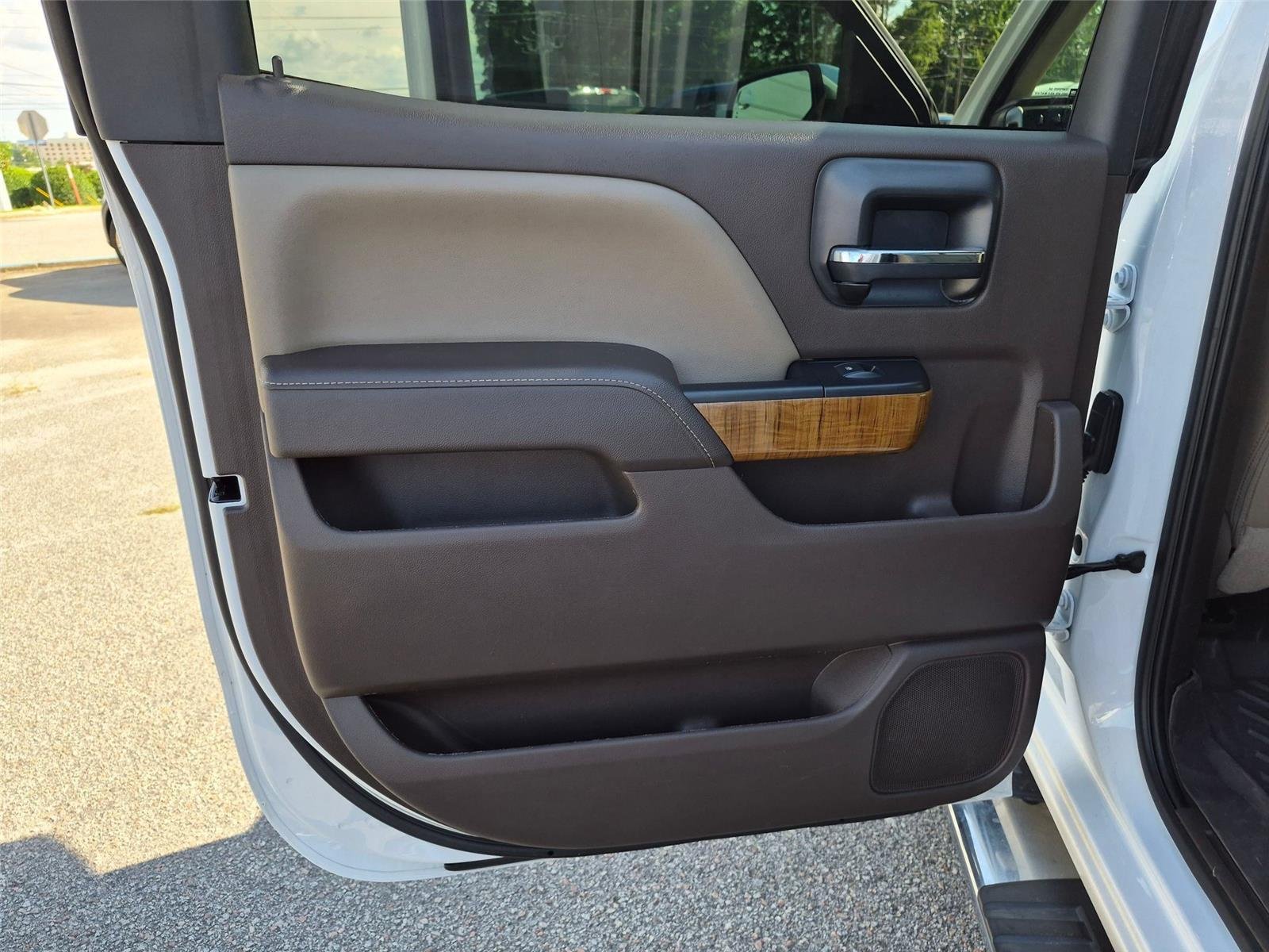 Used 2017 White Frost Tricoat GMC SLT image 25