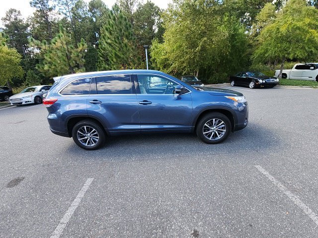 Used 2017 Blue Toyota XLE image 18