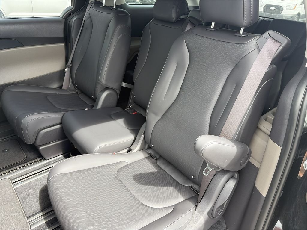 Used 2025 Aurora Black Pearl Kia LXS image 30