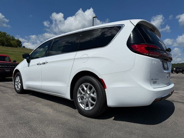 2026 Chrysler Pacifica photo 3