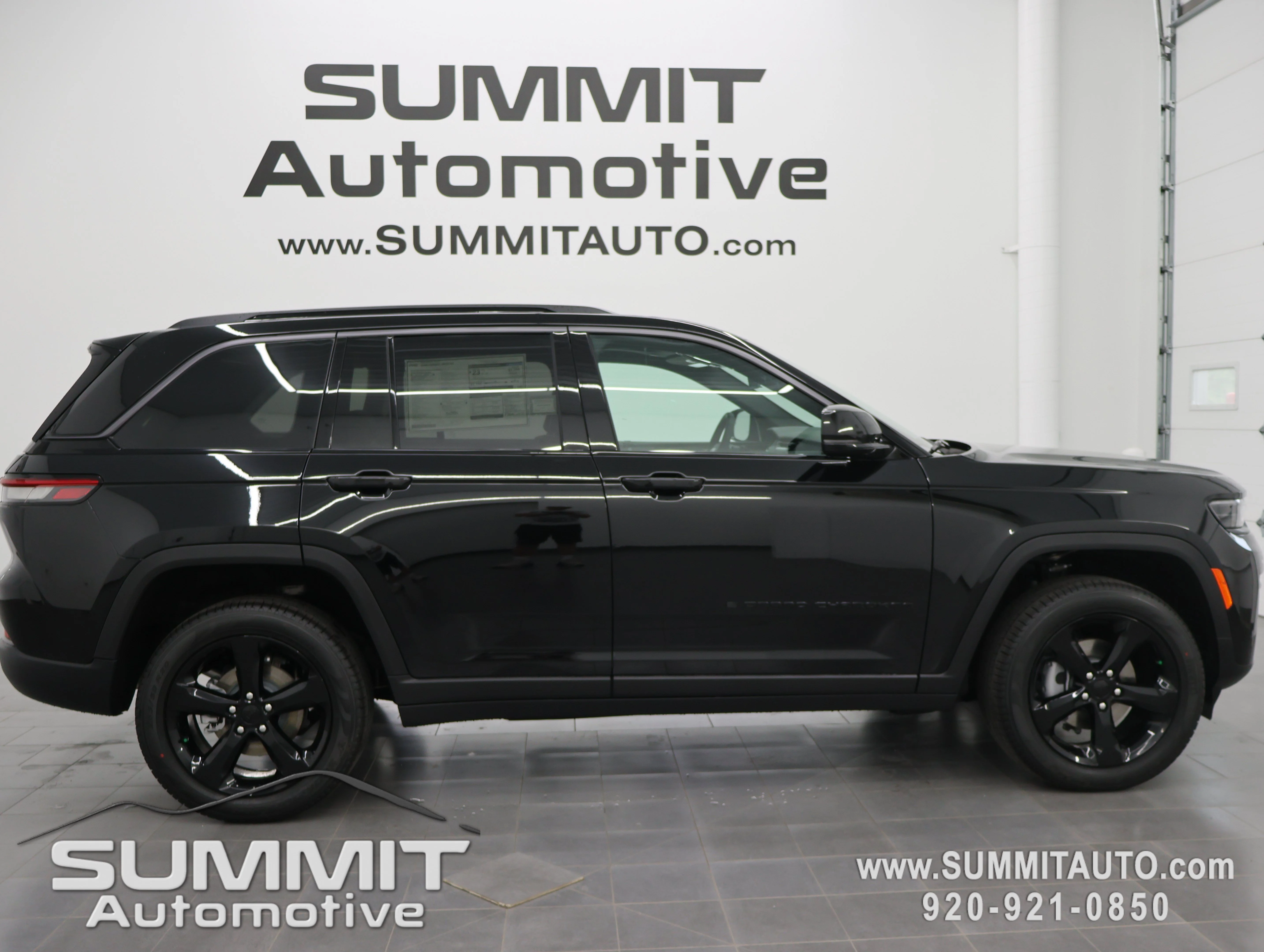 New 2026 Diamond Black Crystal Pearlcoat Jeep Limited image 1