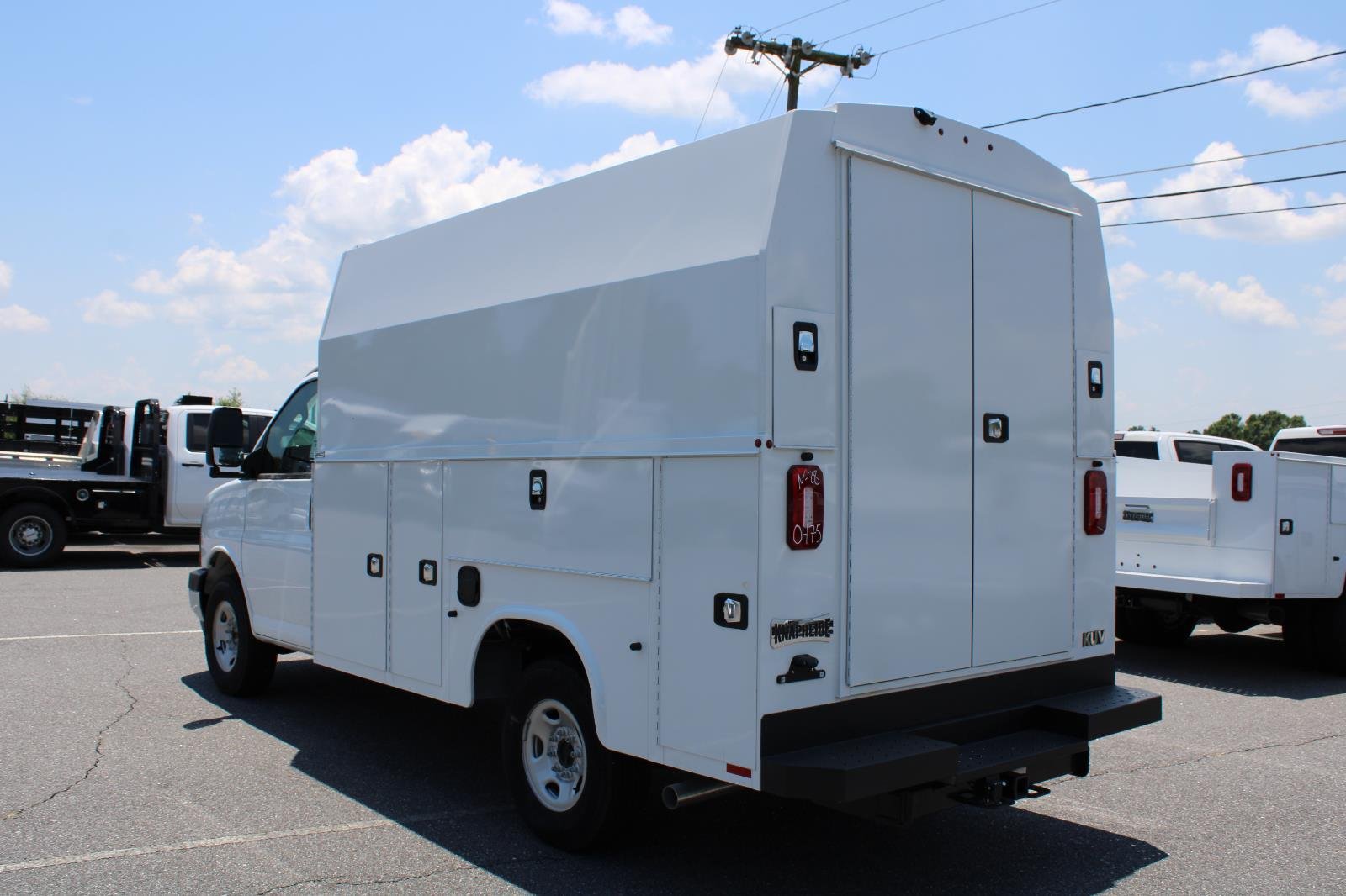 New 2025 Summit White GMC 1WT image 2