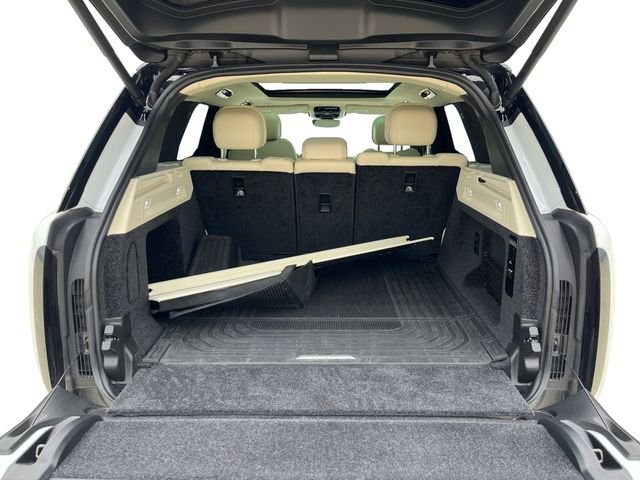 Used 2025 White Land Rover SE image 18