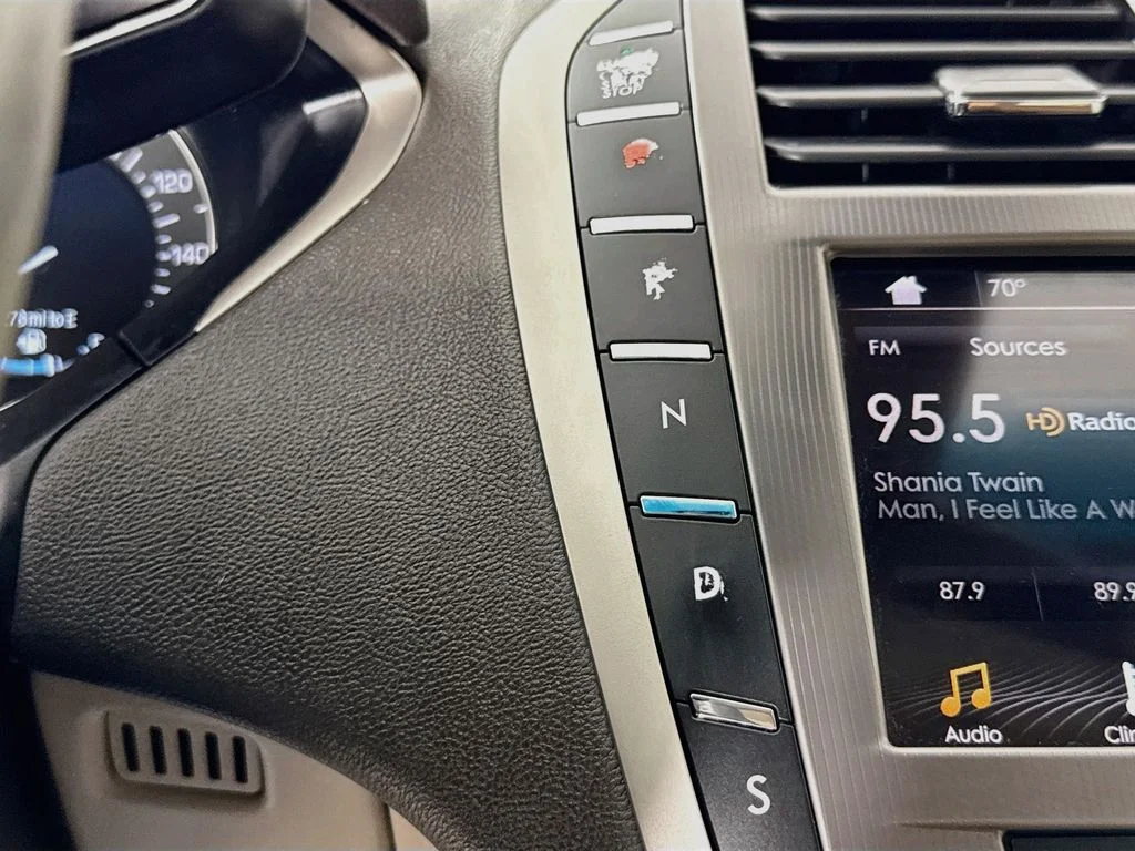 Used 2019 Pearl Metallic Lincoln Reserve image 20