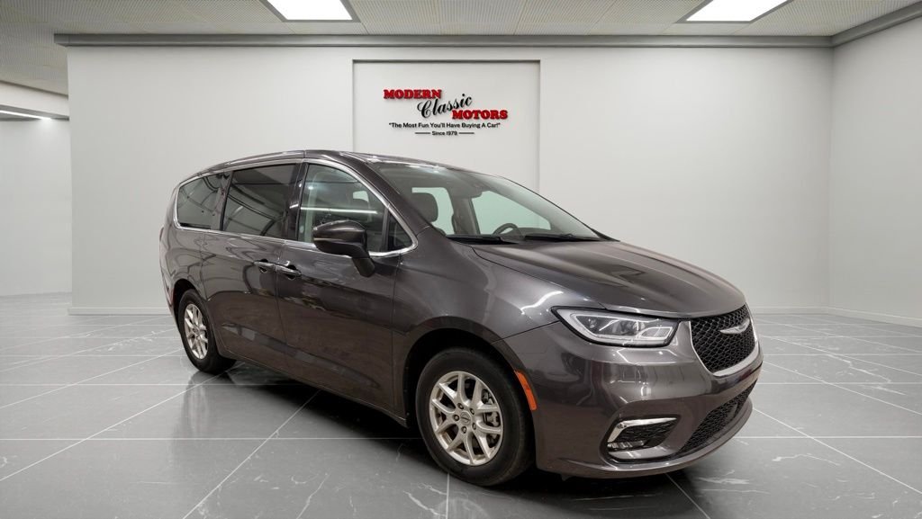 2023 Chrysler Pacifica Touring L's photo