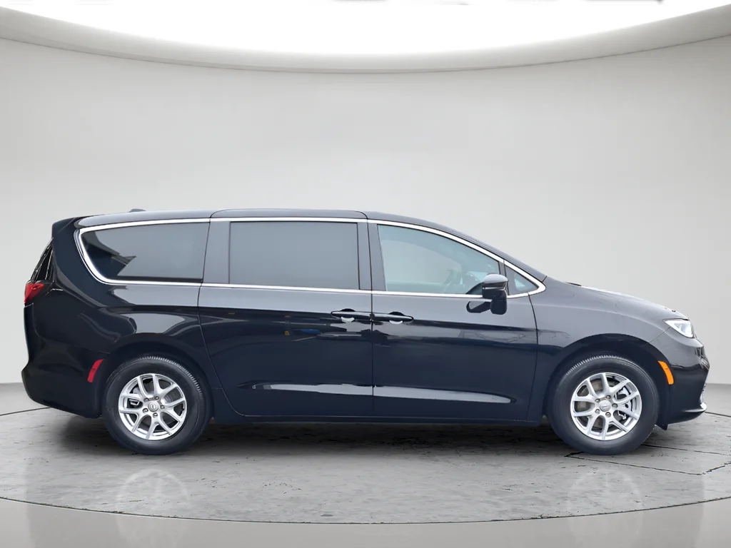New 2026 Diamond Black Crystal Pearl-Coat Exterior Paint Chrysler Select image 2