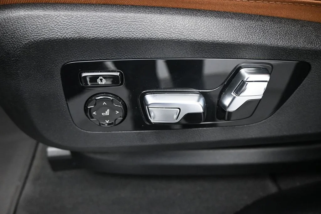 Used 2026 Black BMW xDrive40i image 10