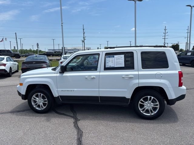 Used 2016 White Jeep Sport image 9