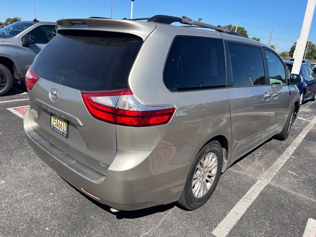 Used 2016  Toyota XLE image 3